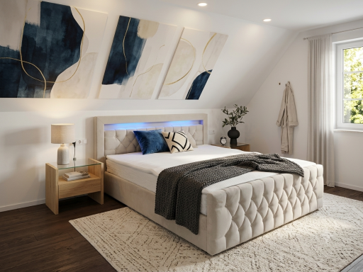 Schlafzimmer-Komplettmontage Komplett eingerichtetes, modernes Schlafzimmer mit Bett, Nachttischen und aufgehängten Wandbildern.