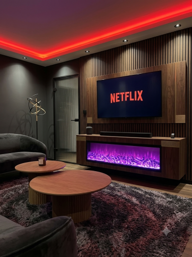 Moderne TV-Wand mit eingebautem Elektrokamin, montiertem Fernseher und roter LED-Beleuchtung.