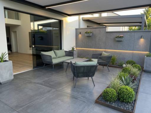 Montage von Outdoor- & Gartenmöbeln Moderne Terrassenmöbel fachgerecht aufgebaut auf einer stilvollen Terrasse.