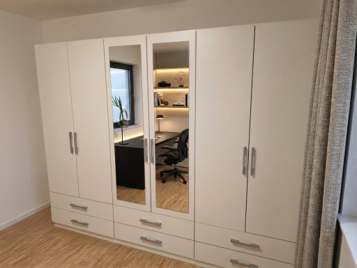Montage von Schlafzimmerschränken Großer, heller Kleiderschrank mit integrierten Spiegeltüren im Schlafzimmer aufgebaut.